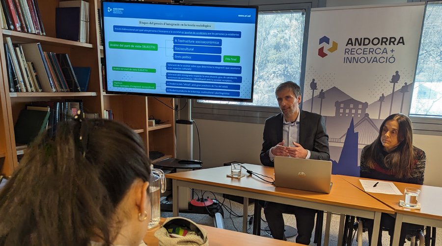 David Micó i Pepita Batalla presentant l'estudi sobre immigració a Andorra (AR+I)