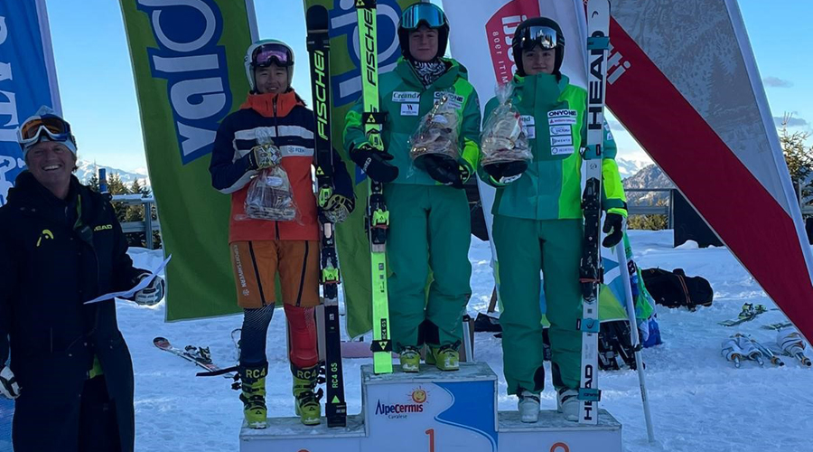 Íria Medina a dalt de tot del podi i, a la dreta, Jordina Caminal, segona (FAE)