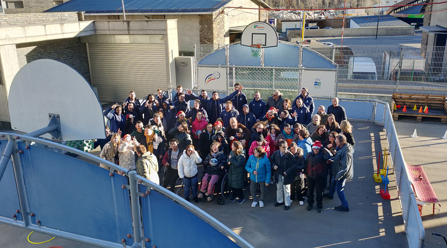 La plantilla del BC Andorra visitant la fundació per Nadal (FPNSM)