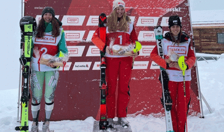 A l'esquerra, Carla Mijares en el segon calaix del podi