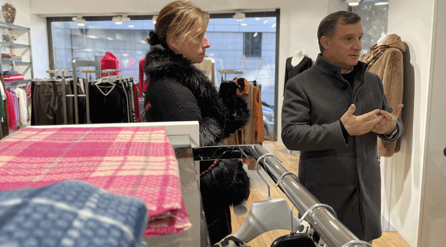 Els candidats d'Unió Laurediana visitant el comerç local (Unió Laurediana)