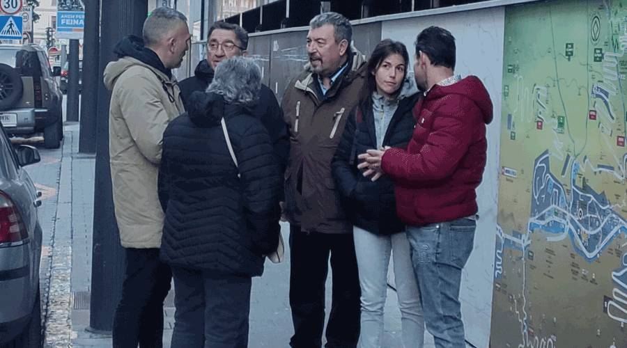 Candidats de Per Sant Julià davant de l'antic Hotel Pol (PS)