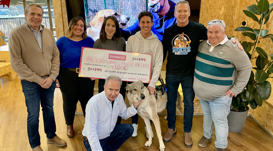 Pol Espargaró, tercer per la dreta, oferint a GosSOS el xec de la recaptació de la subhasta del seu casc (GosSOS)