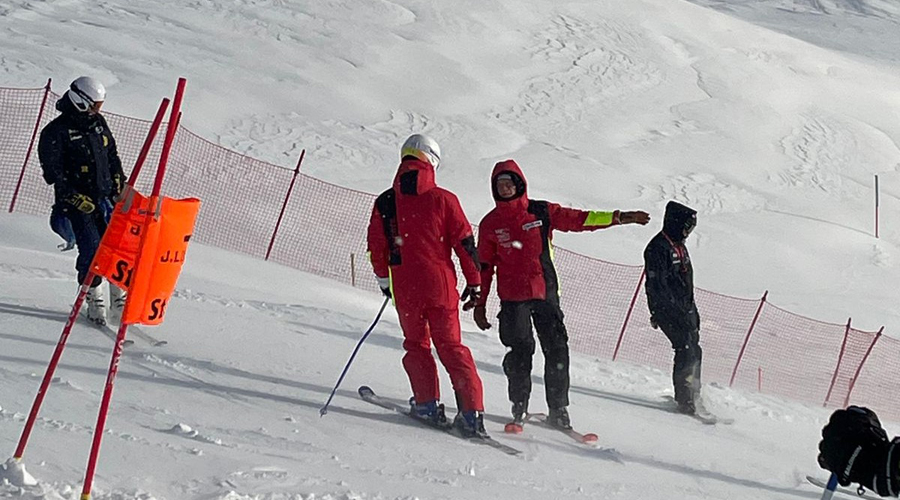 Roger Puig, d'esquena, amb un sol pal com ara mana la normativa (FAE)