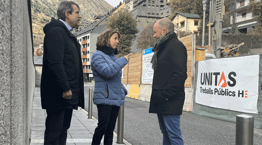 Rosa Gili, al centre de la imatge en una nova jornada de campanya volent impulsar l'habitatge (candidatura)