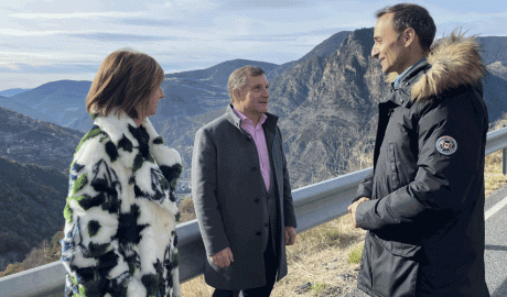 Al centre, el cap de llista d'Unió Laurediana acompanyat per membres de la candidatura