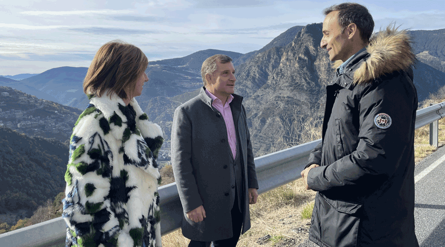 Al centre, el cap de llista d'Unió Laurediana acompanyat per membres de la candidatura (Unió Laurediana)