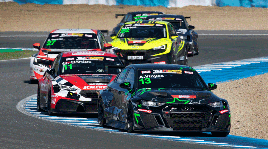 La pilot Amàlia Vinyes encapçalant un grup de cotxes