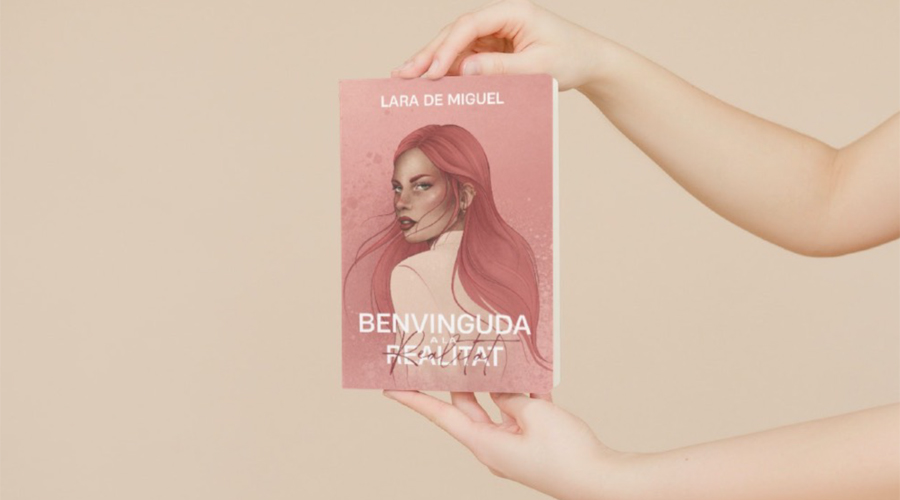 Coberta del llibre de Lara de Miguel "Benvinguda a la realitat" (Llamps i Trons)