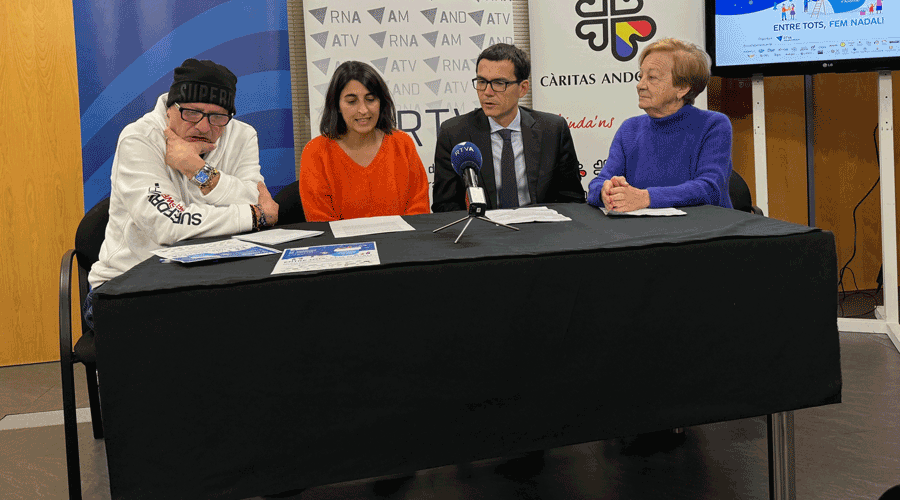 Un Òscar Royo pensatiu -16 papes- a l'esquerra, l'impulsor de la campanya (MB)