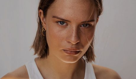 Una noia que es procura una bona cura facial