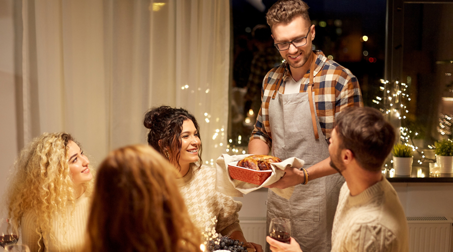 Unes parelles celebrant el Cap d'Any (Getty images)