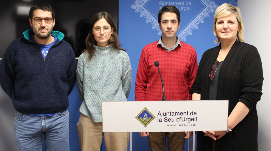 A l'esquerra, Bernat Lavaquiol i Núria Valls de la CUP i l'alcalde Joan Barrera i la tinent d'alcalde Gemma Tó (Aj. la Seu)