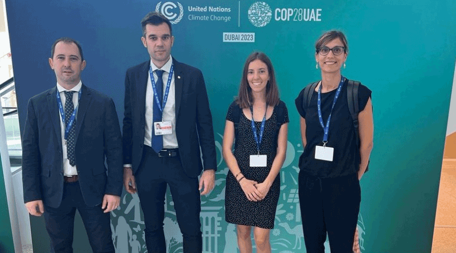 David Forné -segon per l'esquerra- amb l'equip tècnic a Dubai (SFGA)