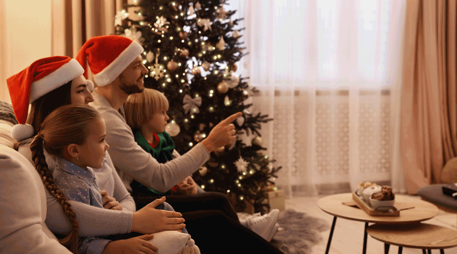 Una família mirant una pel3lícula per Nadal (Getty images)