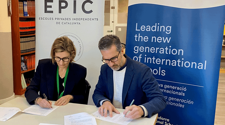 Clara Pintat i Àlex Sardà signant el conveni de col·laboració (Agora Andorra)