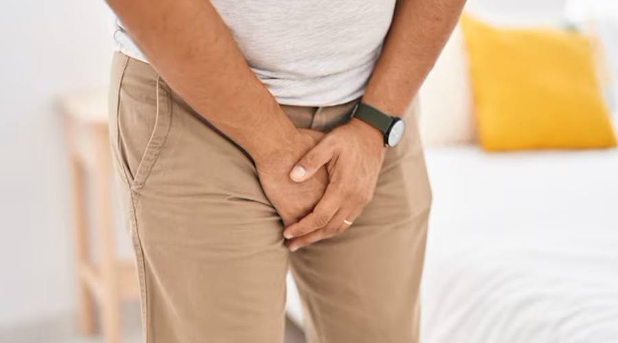 Un home amb dolor a les parts "nobles" (krakenimages.com / freepik)