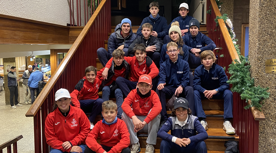 Els joves golfistes que van prendre part al torneig amistós (FAG)