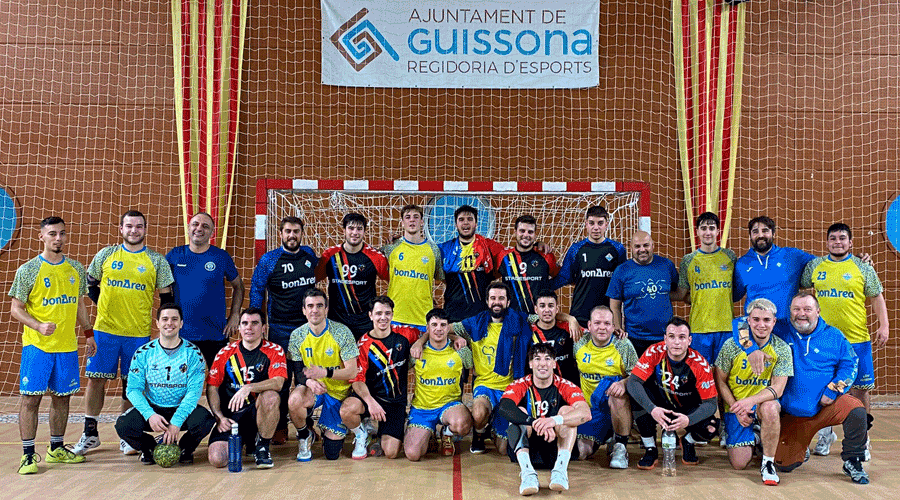 Foto de família del partit ACLE Guissona - Club Handbol Serradells (FAH)