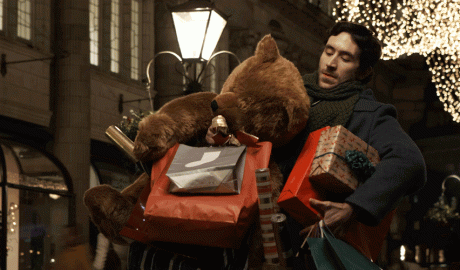 Un home carregat amb regals de Nadal