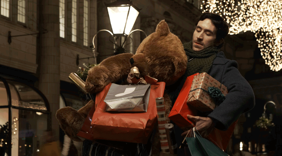 Un home carregat amb regals de Nadal (Getty Images)