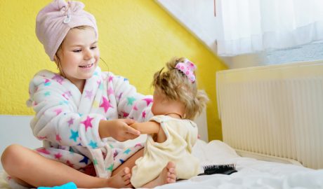 Una nena jugant amb la seva nina