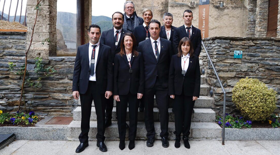 Al centre, Maria del Mar Coma i Eduard Betriu, cònsol major i menor d'Ordino (Comú)