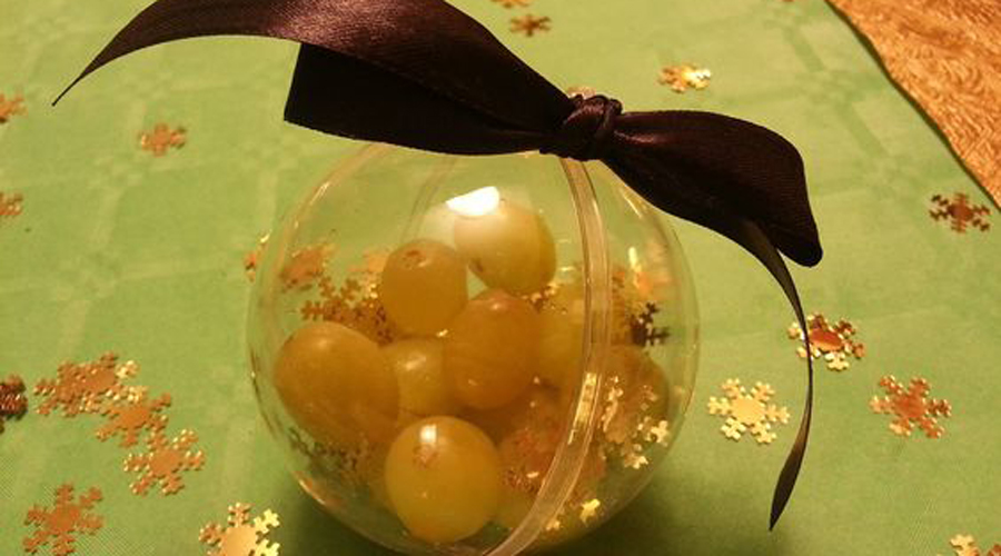 El raïm de Cap d'Any dins d'una bola transparent de Nadal (Bibiana Fernández)