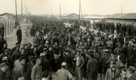 Refugiats inundant el camí central del Camp del Barcares ©Fons Auguste Chauvin / Archives départementales des Pyrénées-Orientales, cote 22NUM27FI130