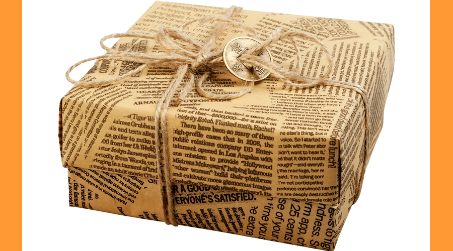 Un regal embolicat amb paper de diari (Getty images)