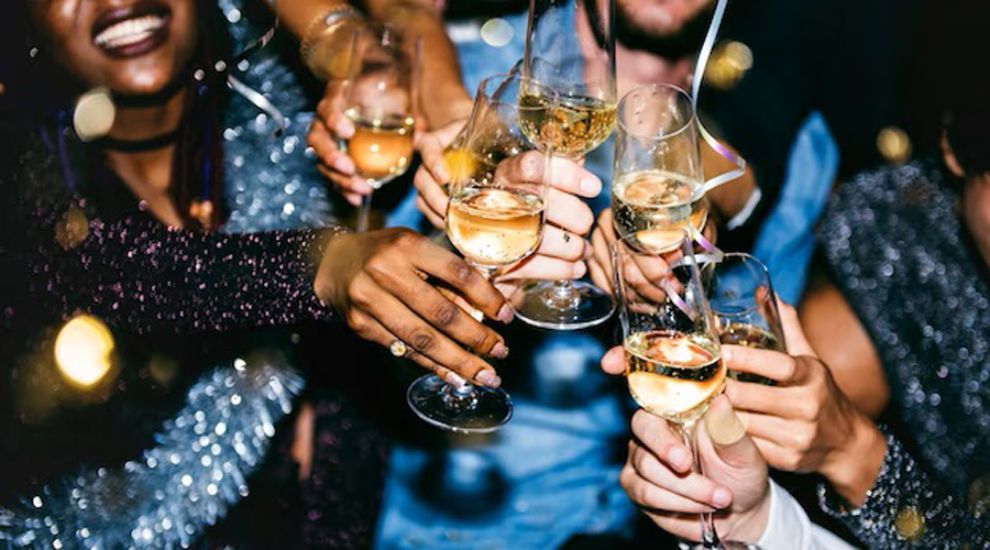 Un grup d'amics celebrant efusivament el Cap d'Any (rawpixel.com / freepik)