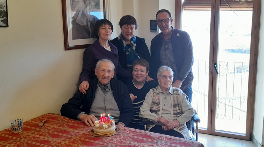 L'Agustí Solans davant del pastís amb les espelmes dels seus 104 anys (Aj. la Seu)