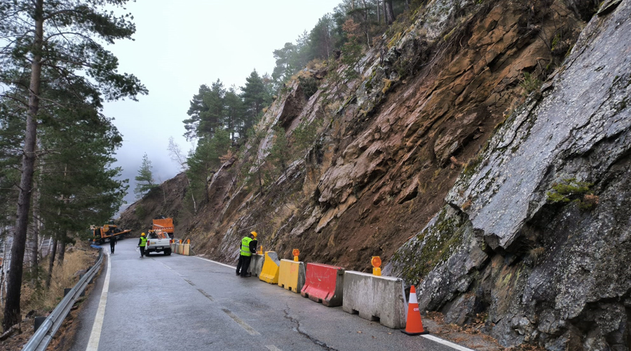 La carretera de la Comella a punt per a ser oberta al trànsit en el punt on era tancada (Comú d'Andorra la Vella)