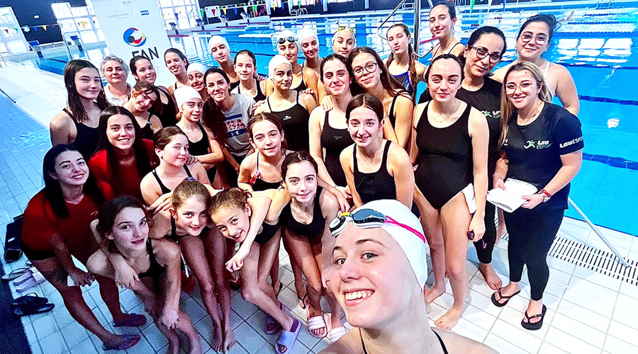 Foto de família amb Alba Cabello i les joves sincronistes andorranes (FAN)