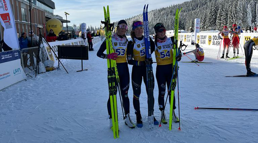Gina del Rio a meta -centre de la foto- en guanyar els 10km mass start clàssic de Jakuszyce Alpen Cup Copa d'Europa (FAE)