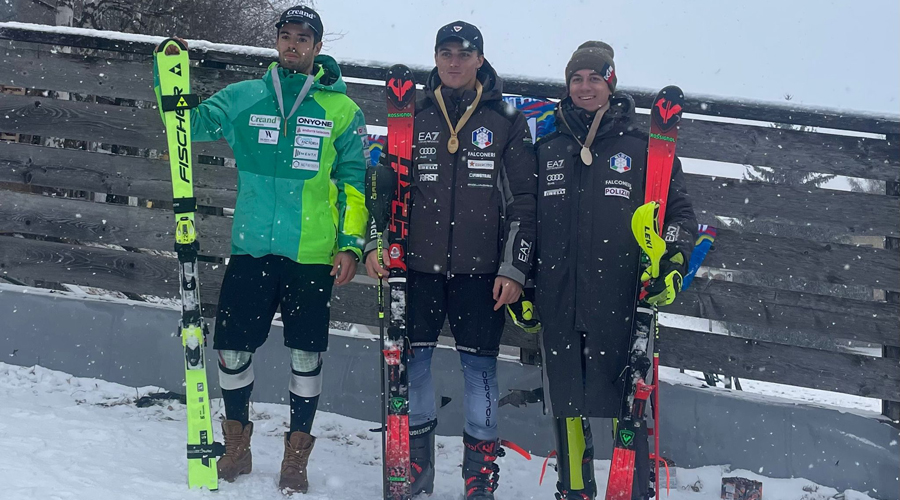 A l'esquerra, Àxel Esteve, ha estat segon a l'eslàlom FIS de Bormio (FAE)