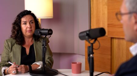 L'entrevistadora del Monocle amb Ramon Grau al davant