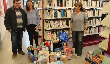 La cònsol major, Maria del Mar Coma -al mig- i al davant les joguines recaptades