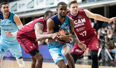 Jugada d'atac del BC Andorra davant l'UCAM Murcia