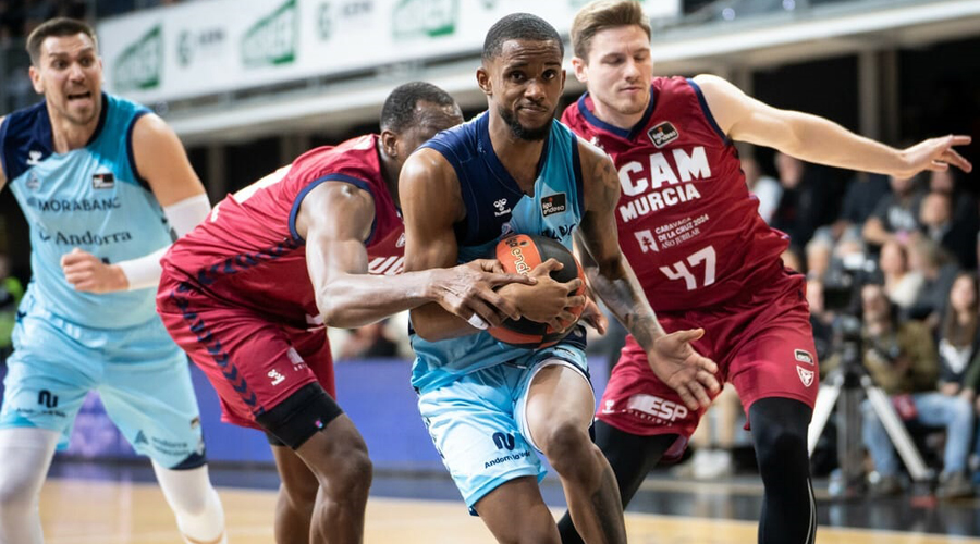 Jugada d'atac del BC Andorra davant l'UCAM Murcia (acb Photo / D. Catalán)