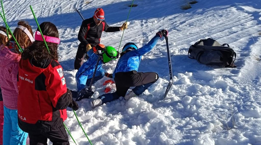 Alumnes realitzant els tallers de nivologia per a saber actuar en una situació de risc o d’emergència (SFGA)