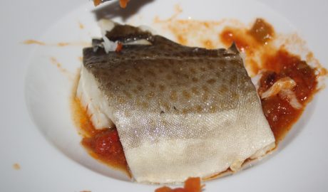 Bacallà amb acompanyament de samfaina