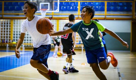 Dos infants practicant una activitat esportiva a Andorra la Vella