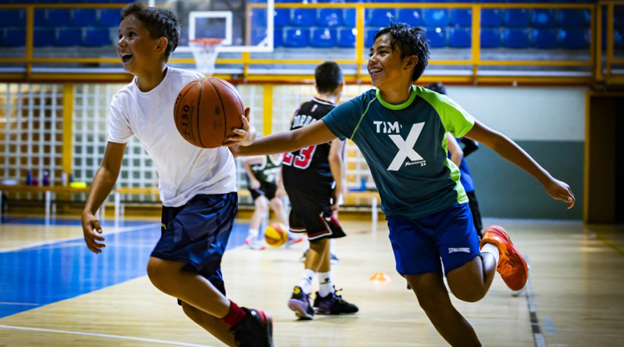 Dos infants practicant una activitat esportiva a Andorra la Vella (Comú)