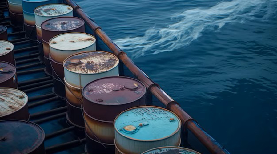 Bidons de petroli en un vaixell (atlascompany / freepik)