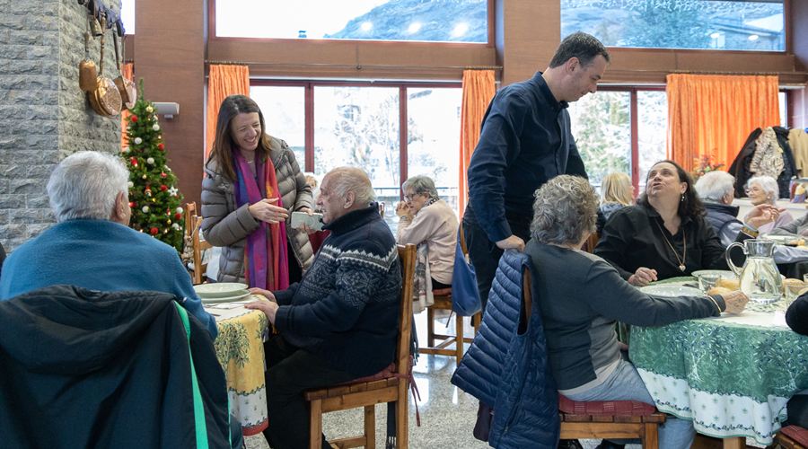 Els cònsols d’Ordino, Maria del Mar Coma i Eduard Betriu conversant amb els padrins (Comú)