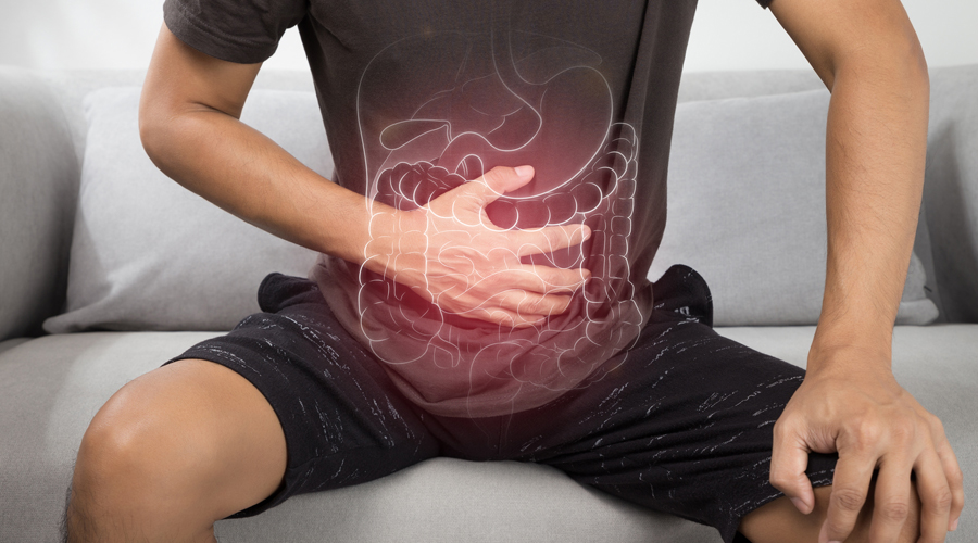 Un home patint de colon irritable (Getty images)