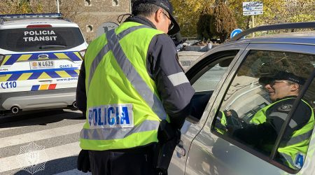 Un agent realitzant un control d'alcoholèmia