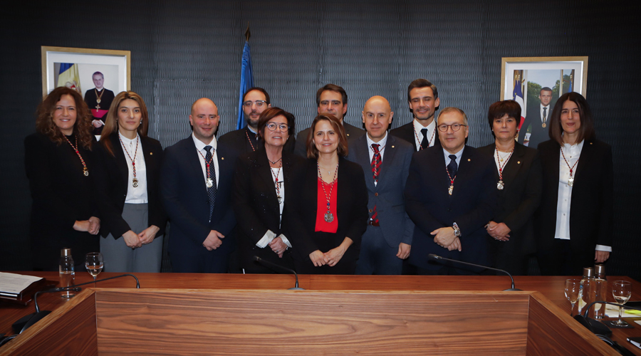 La corporació escaldenca al complet, un cop Rosa Gili ha jurat el càrrec de cònsol major (comuee)