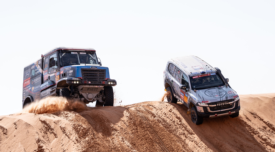 A l'esquerra, el camió dels Llovera, Llobera i Torres tenint la companyia d'un 4x4 (FotoEsport)